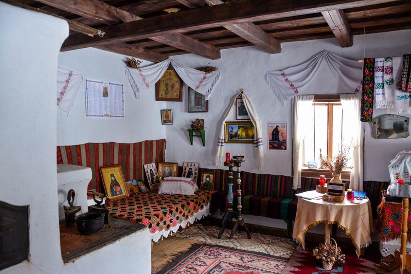 Câteva metaniere de-ale Sfântului Ioan se găsesc în casa memorială din Crăiniceni.