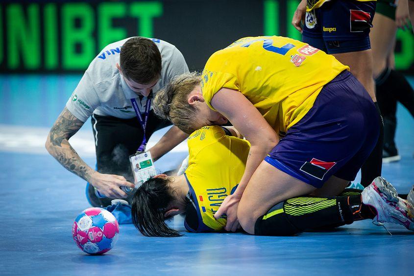 Reacția Crinei Pintea la accidentarea Cristinei Neagu din meciul cu Ungaria de la Euro 2018. Foto: Jozo Cabraja / kolektiff