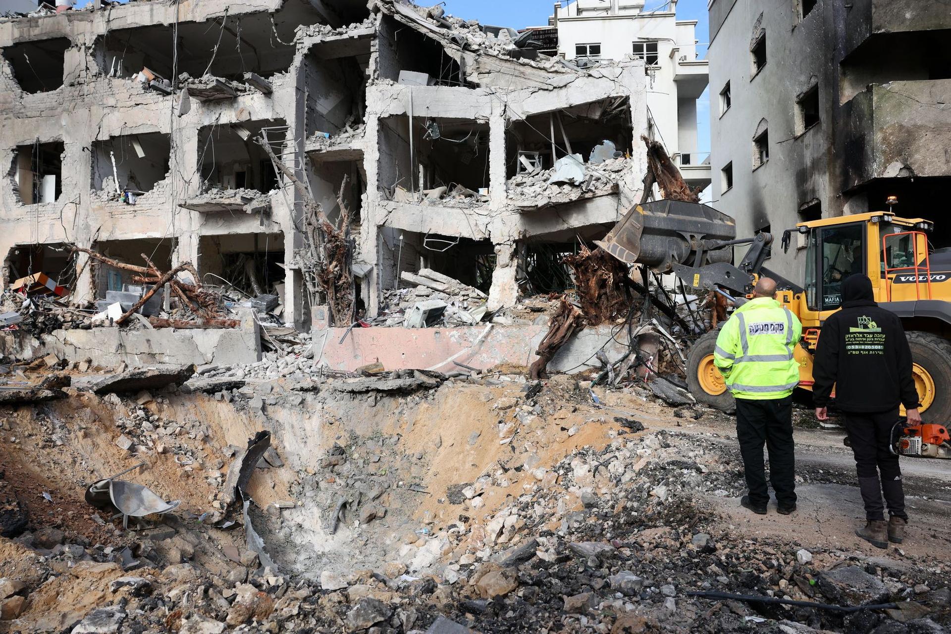 Clădire din Tel Aviv, distrusă de o rachetă iraniană, pe 28 februarie 2026. Foto: EPA/ABIR SULTAN