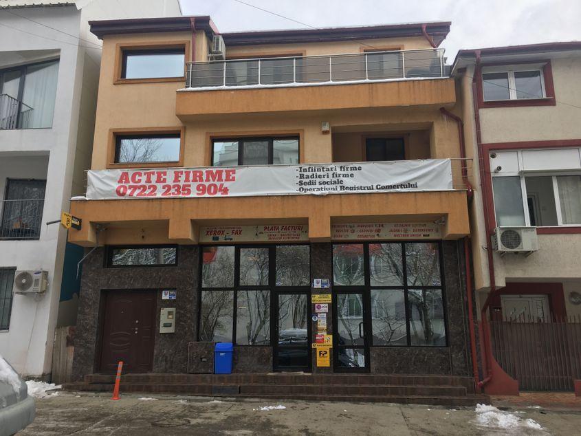 O clădire goală, aflată pe strada Avionului din Sectorul 1, este legătura dintre mai multe site-uri care publică articole pro-PSD. Foto: Matei Bărbulescu