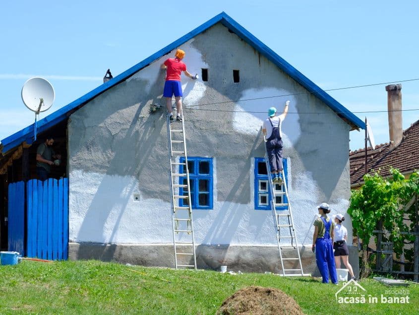 Voluntari renovează o casă în Timiș. Foto: Acasă în Banat