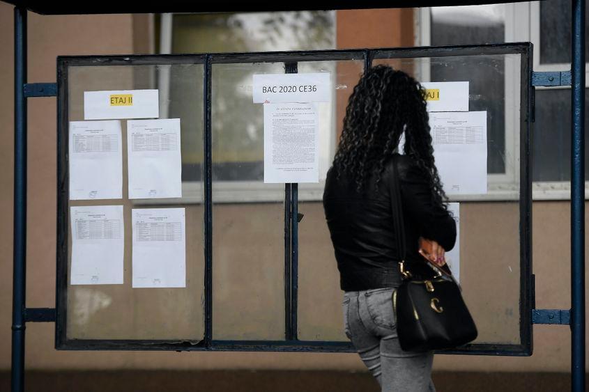 „E inuman”, spune o elevă de clasa a XII-a din Cluj, care se teme că-și poate pierde concentrarea din cauza căldurii, dar și că poate să transpire și să ude, astfel, foaia de examen Foto: Inquam Photos / Alex Nicodim
