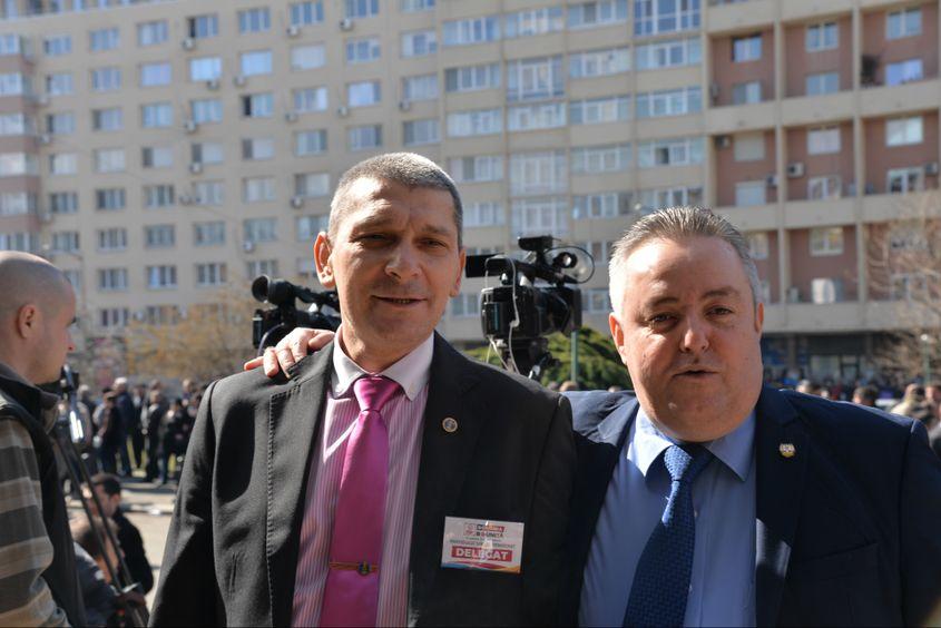 Ion Ghiță (în dreapta) ni s-a recomandat drept membru PSD și „Înalt Comisar pentru Penitenciare” din partea Asociației Themis. Foto: Iulia Marin