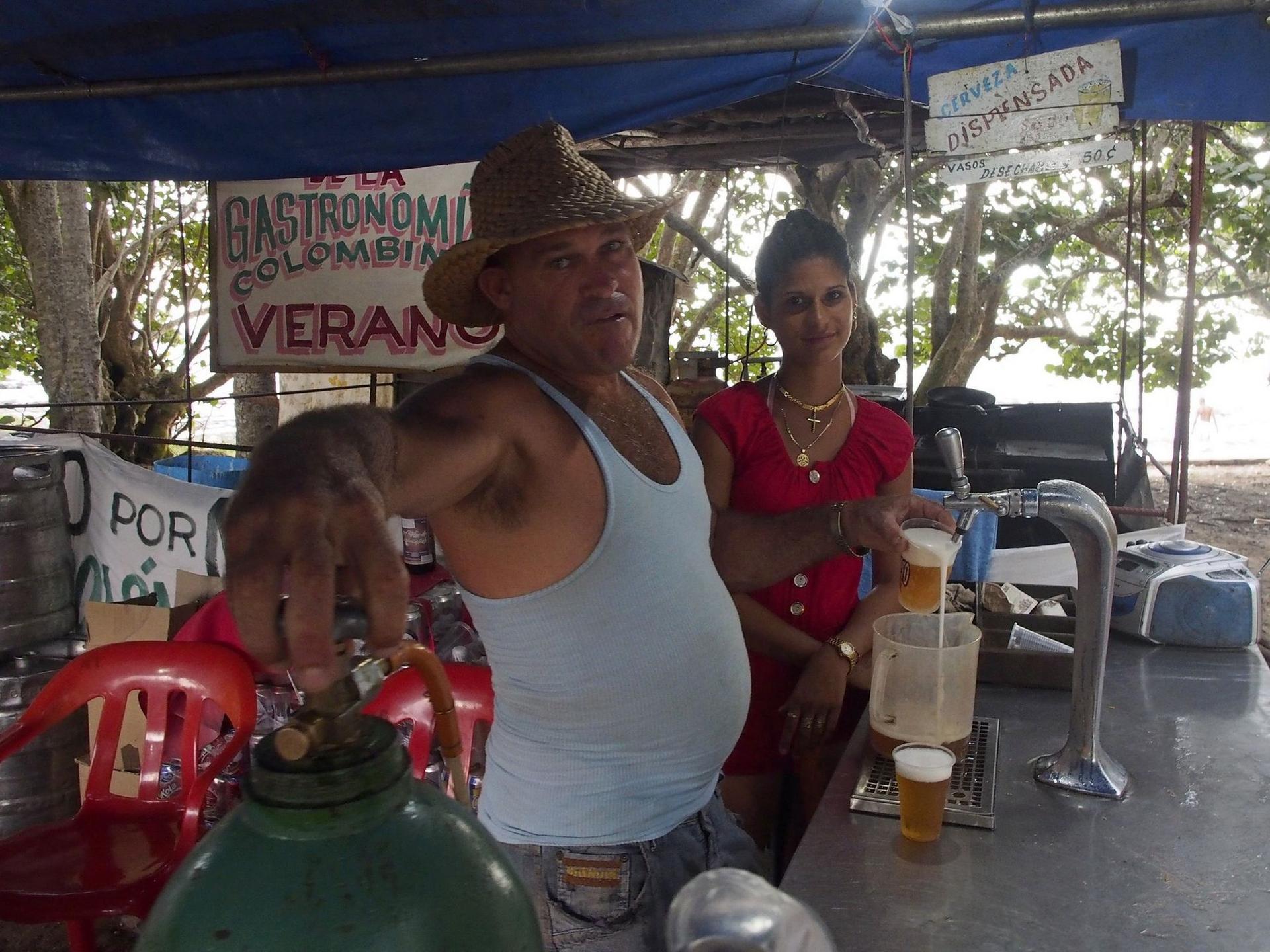 Patronii berii la halbă din Playa Larga