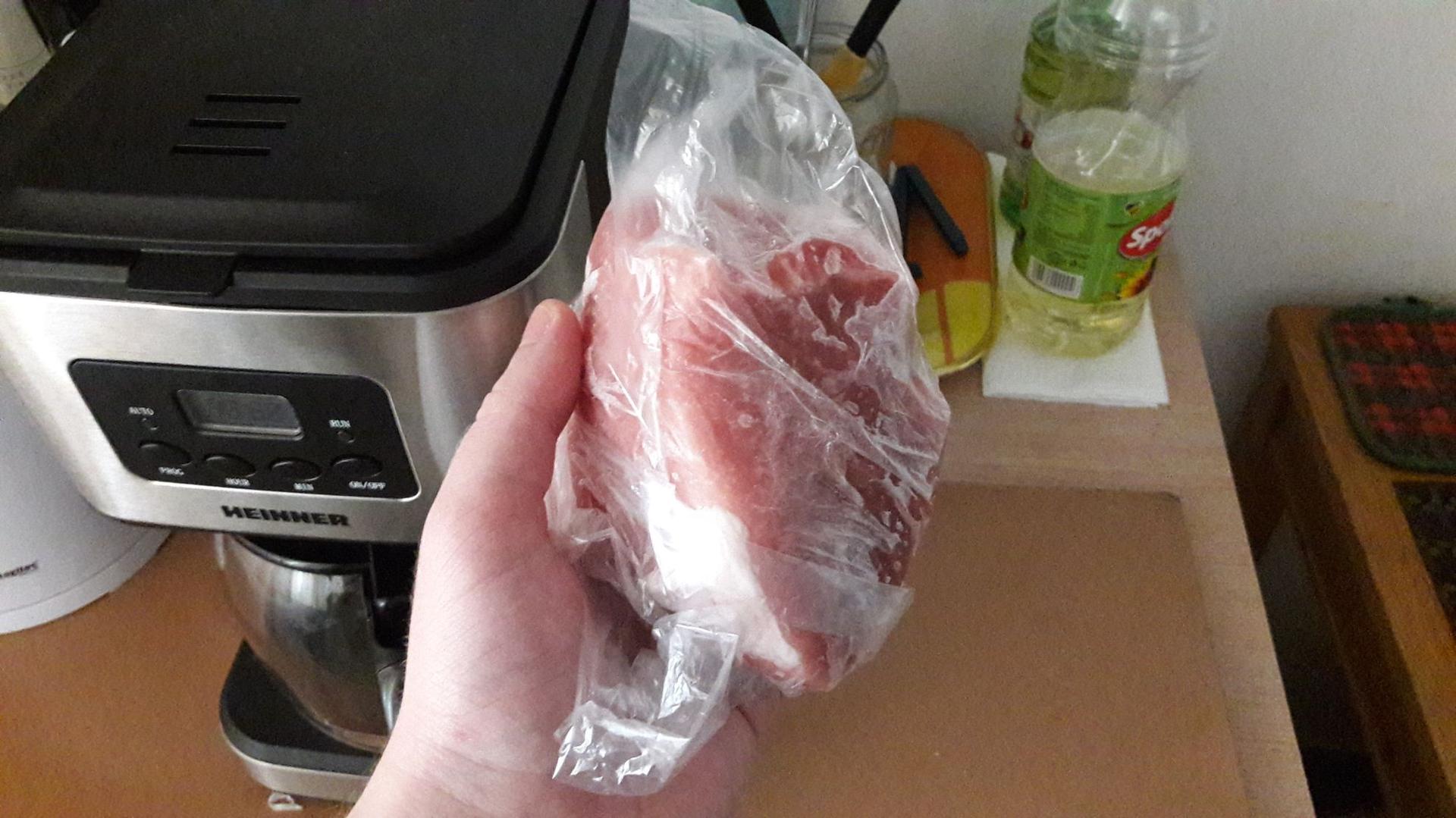 Accidental, am găsit niște carne de porc în congelator, probabil lăsată de mama. Am mâncat-o, ce era să fac?