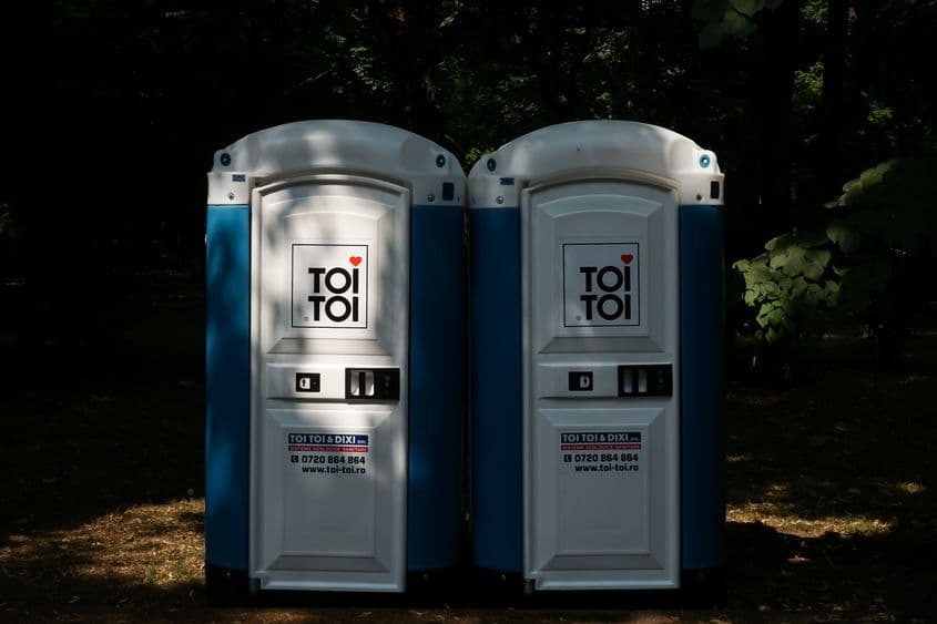 În București, mai sunt funcționale astăzi 108 toalete ecologice mobile. Foto © LCVA | Dreamstime.com