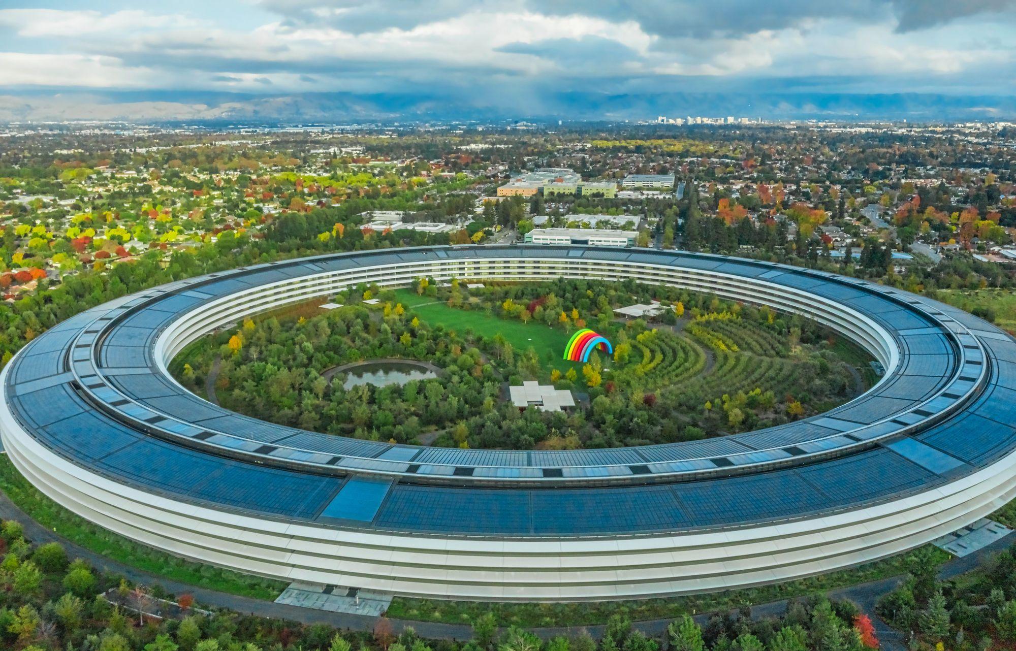 Sediul Apple preia în mic ideile lui Fresco, dar doar la nivel de design. Marile companii americane sunt acuzate de conservatori că s-au preocupat doar de făcut bani, nu și de dezvoltarea societății. Foto: ID 216126349 | Apple Hq © Volodymyr Lebid | <a target="_blank" rel="noreferrer noopener" href="https://www.dreamstime.com" target="_blank">Dreamstime.com</a>