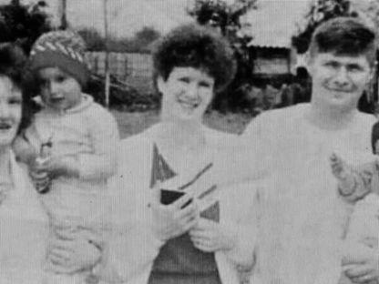 Doi dintre frații Ilenei, fotografiați în 1990 alături de părinții adoptivi, chiar înainte să fie separați. Foto: Facebook