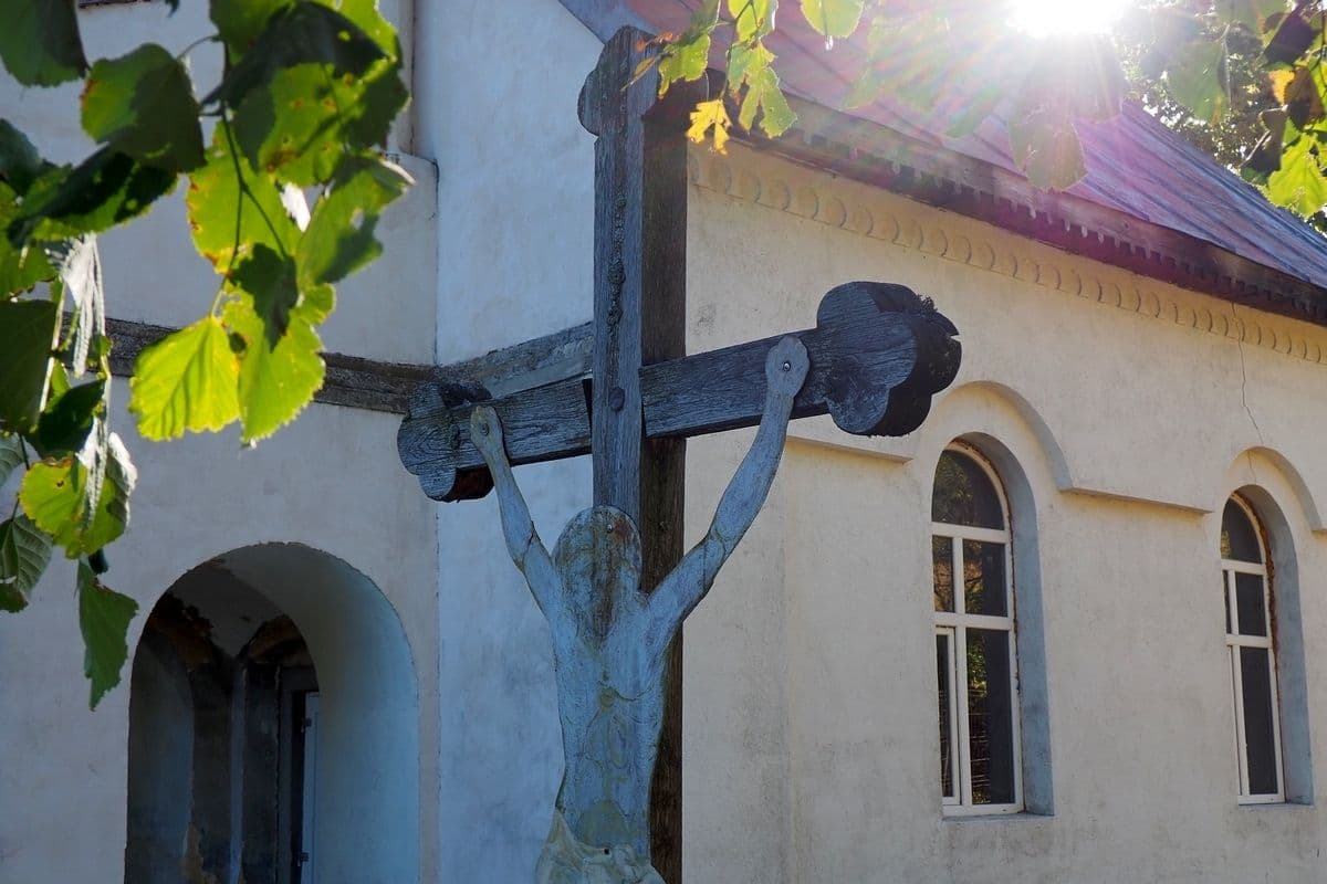 Răstignire restaurată lângă intrarea în biserică. Vechea cruce a fost pusă în interior.