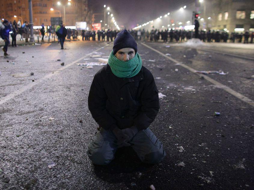 Cel care manipulează creează întâi o emoţie puternică, apoi o lasă să lucreze în selecţia inconştientă a informaţiei. Foto: Octav Ganea / Inquam Photos