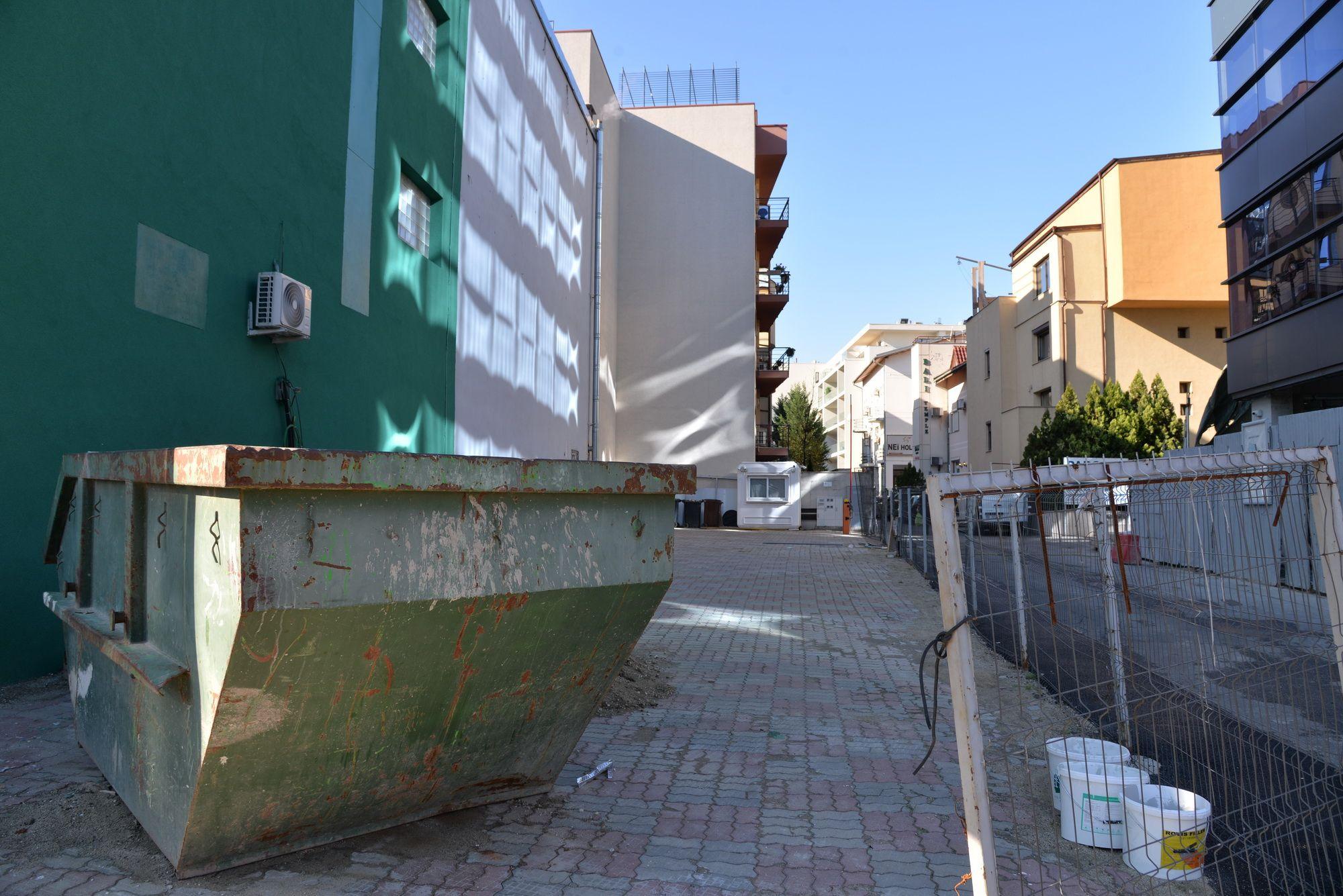 Un teren pe care se bat Primăria și niște cetățeni e folosit astăzi ca depozit de materiale pentru un șantier din apropiere