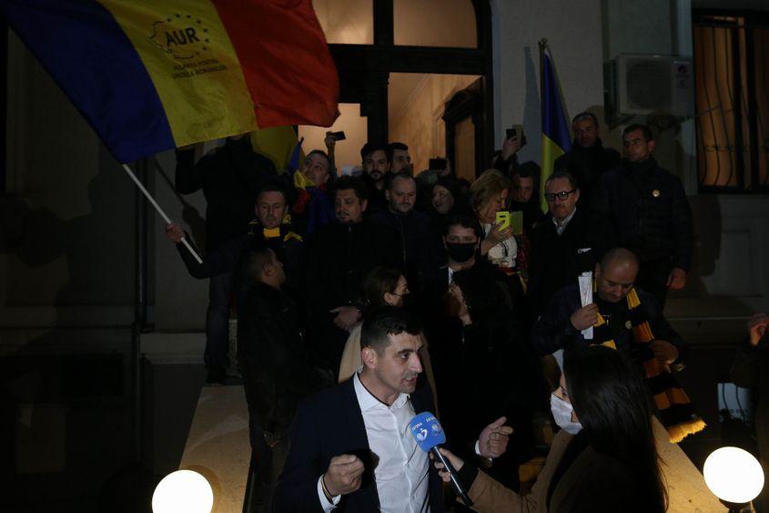 Reacție a unor membri și simpatizanti ai partidului AUR, alături de co-președintele acestuia, George Simion, în urma rezultatelor parțiale de la alegerile parlamentare, în București, duminică, 6 decembrie 2020. Inquam Photos / Sabin Cirstoveanu