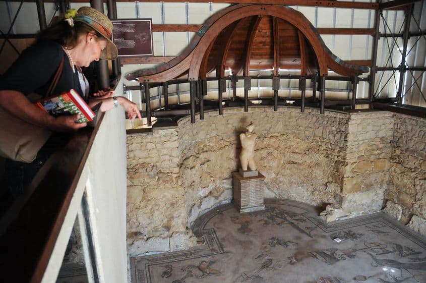 Mozaicurile pot fi admirate de la înălțime, traseul de vizitare fiind creat în acest scop.