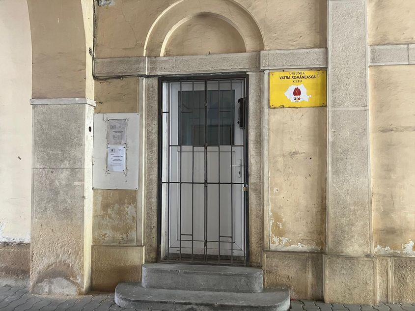 Intrare în sediul Vetrei Românești din centrul Clujului