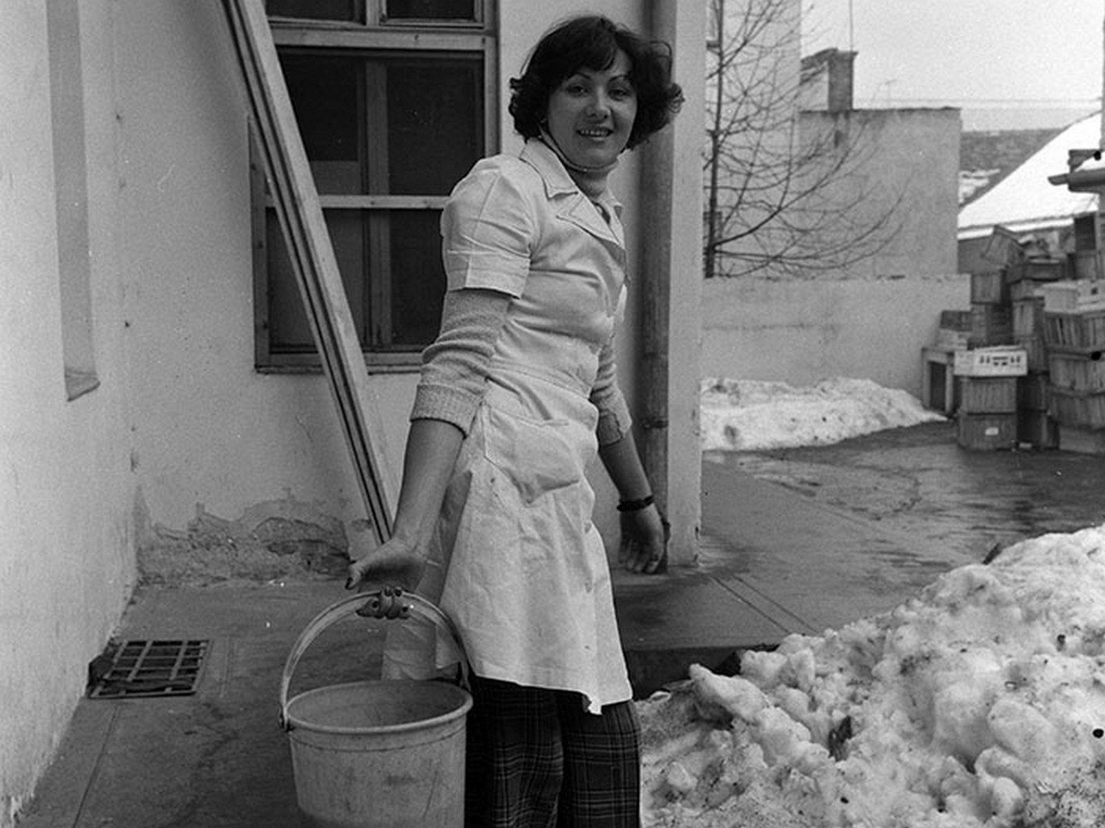 Femeie de serviciu în timpul serviciului