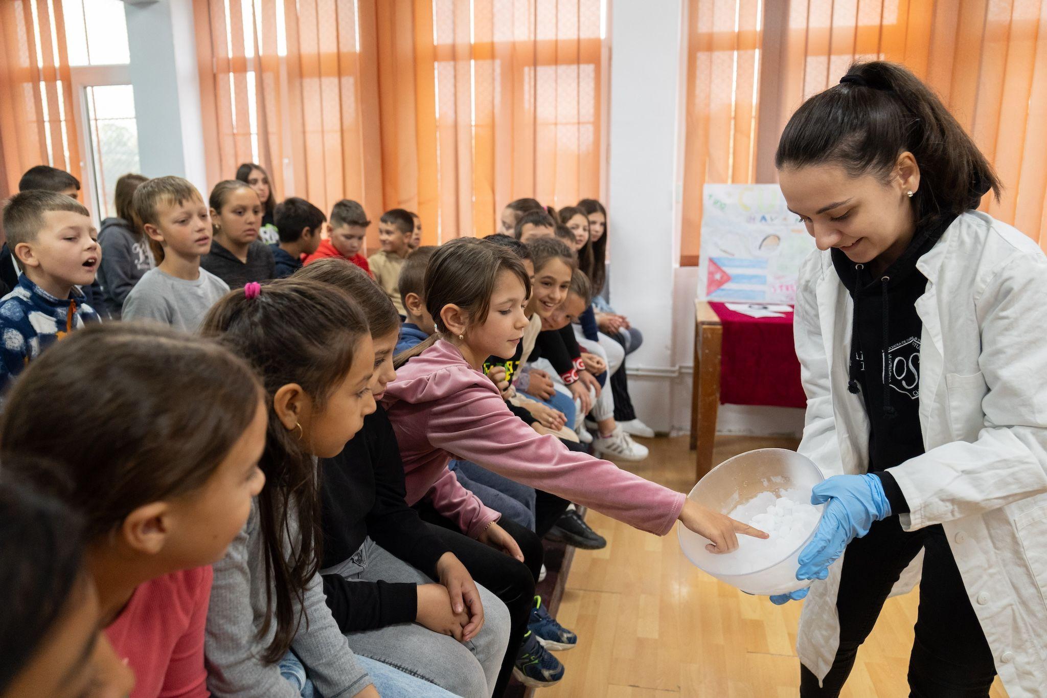 Elevi din comuna Bonțida la întâlnirea cu studenții de la Chimie, în timpul săptămânii Școala Altfel. Foto: Raul Ștef