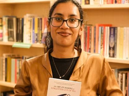 Faizah Muhammad a publicat romanul „Ceașca viselor frânte”, unde prezintă poveștile mai multor personaje pe fundalul sângeros al Revoluției din 1989, începută în Timișoara, orașul ei natal. Foto: arhivă personală