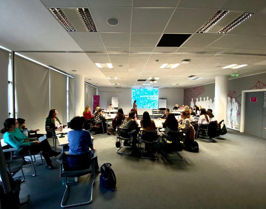 În cel de-al treilea pilon al proiectului, profesorii pregătiți pot deveni la rândul lor traineri în comunitățile locale. Foto: Maria Tufan