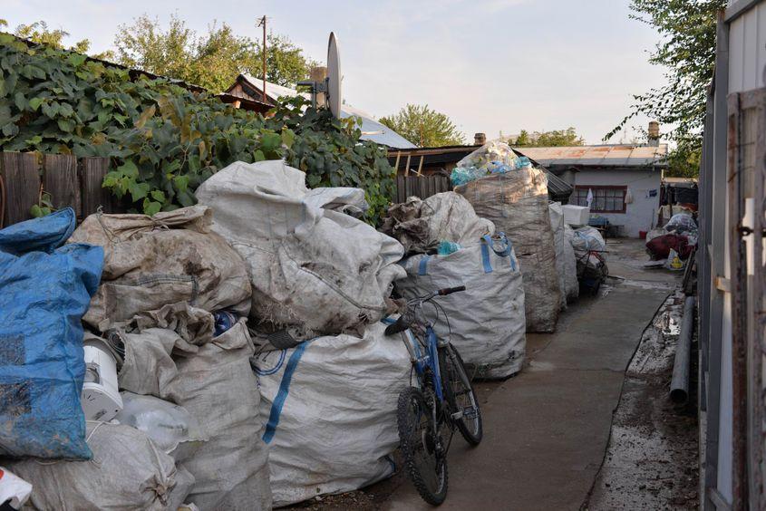 Mama lui Alex depozitează în curte sacii cu pet-uri, care ajung apoi la centrul de colectare.