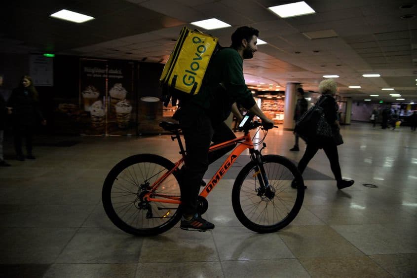 Bicicliștii serviciilor la cerere sunt obligați să folosească scurtături neortodoxe ca să facă față traficului. Foto: Lucian Muntean