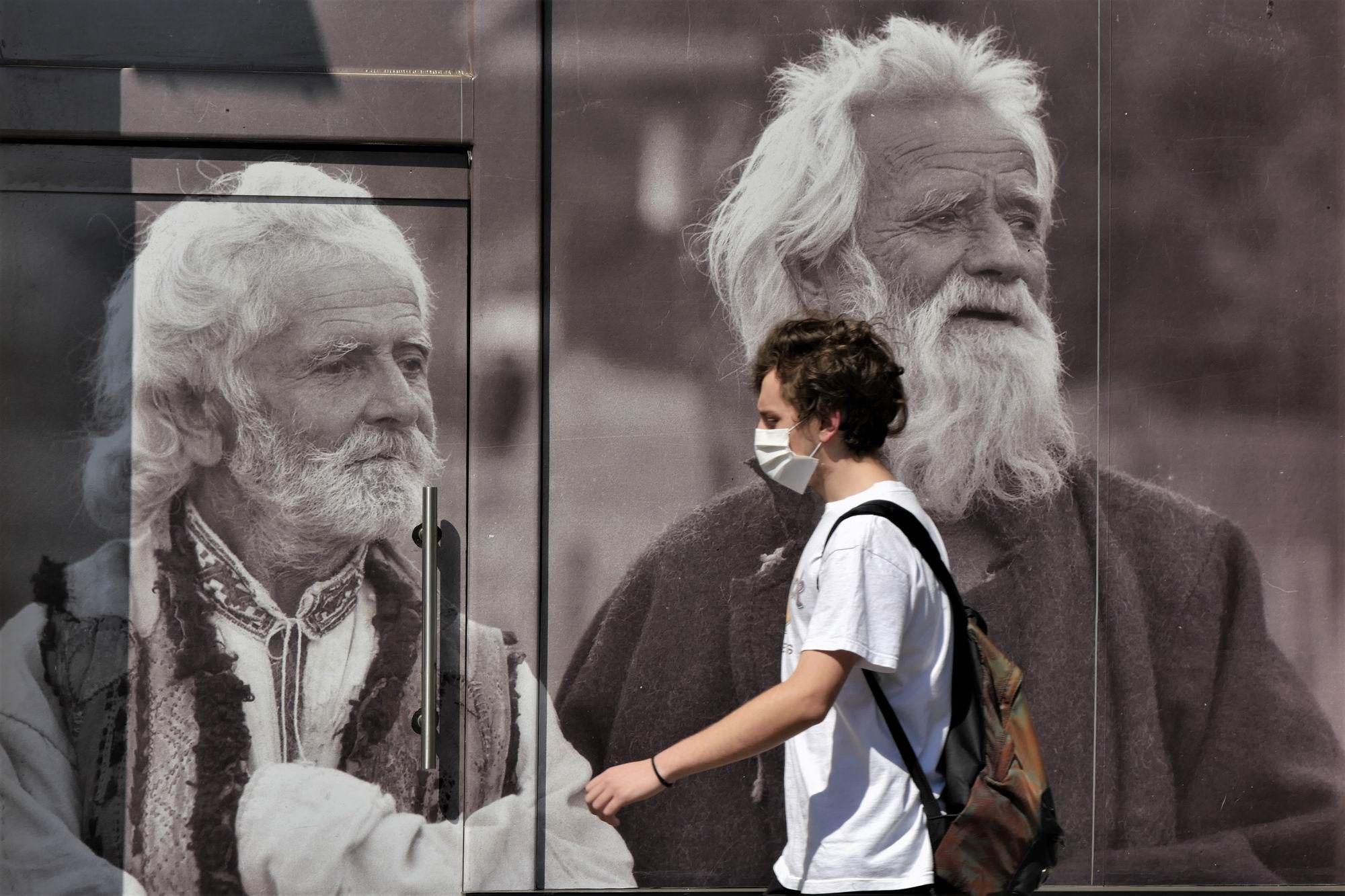 Înapoi la oraș, țăranii privesc din afișe puținii trecători care s-au plimbat pe străzi în timpul verii de pandemie. Foto: Lucian Muntean