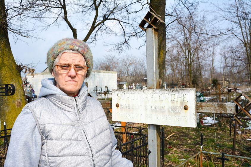 Maria Iordache, nepoata sfântului, la mormântul bunicului său (unchiul sfântului).