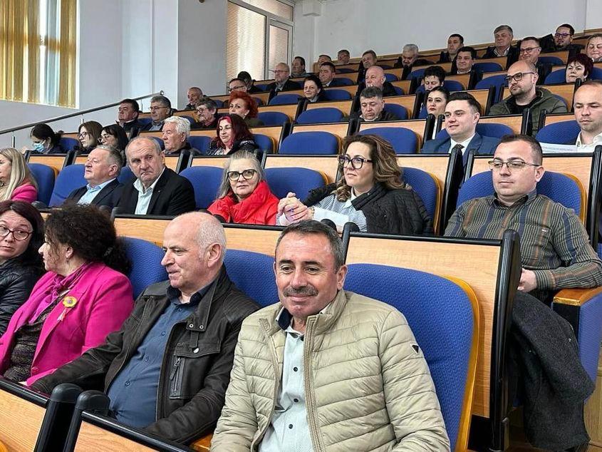 Primarul din comuna Ponor, Petruț Bujor (în rândul al doilea, privind în dreapta imaginii, alături de o colegă din Primărie, în haină roșie), la o întâlnire de instructaj privind alegerile *. Foto: pagina personală de Facebook a primarului Petruț Bujor