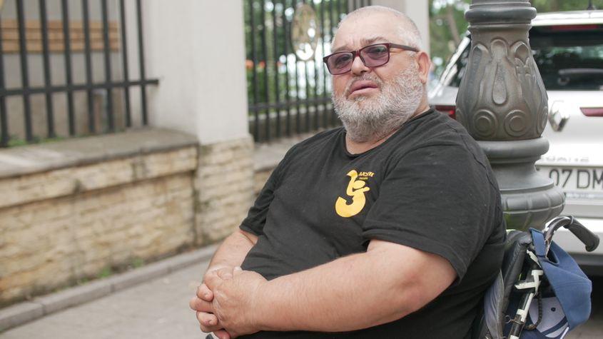 Ion Gembășanu, în fața Catedralei „Sfinții Apostoli Petru și Pavel“ din Constanța. Foto: Oana Moisil / PressOne