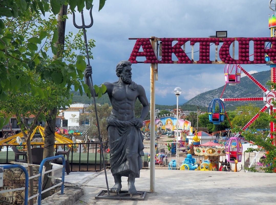 Mic parc de distracții în apropiere de Ölüdeniz