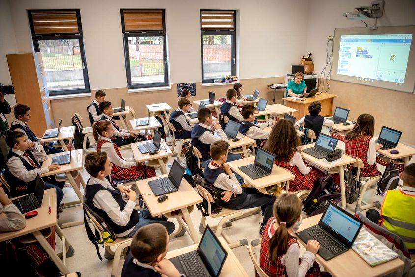 Potrivit expertului în educație Marian Staș, pentru ca predarea să nu mai depindă de telefonul mobil, în școlile din România ar trebui să pună mai mare accent pe soluții de informatizare, disponibile în fiecare clasă.