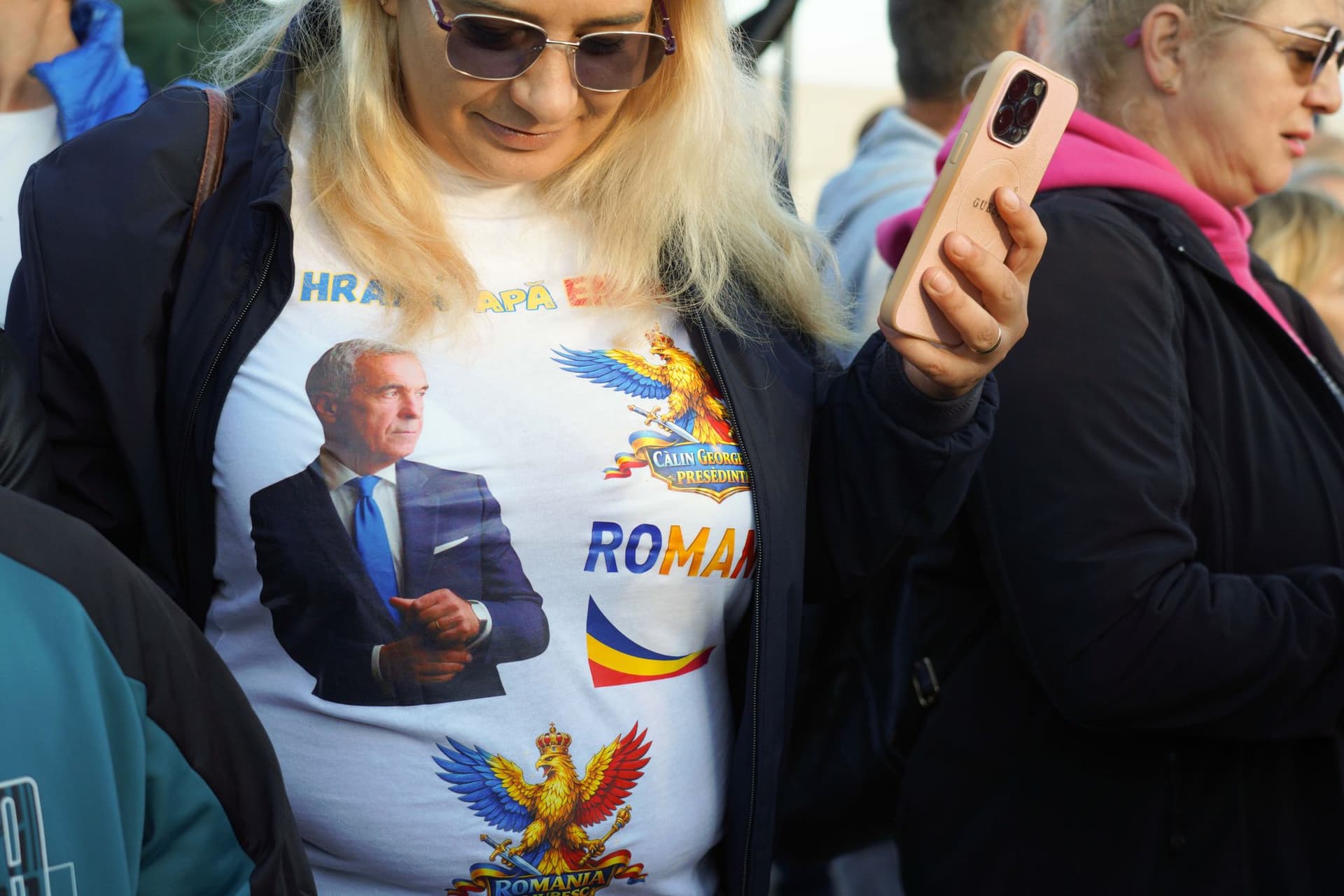 „Uniforma” simpatizanților lui Călin Georgescu. Foto: Raul Ștef
