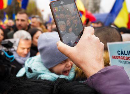 Pelerinaj suveranist de Ziua Națională. Susținătorii lui Călin Georgescu și AUR au ocupat Catedrala din Alba Iulia: „Nu vedeți că oamenii îl protejează?”