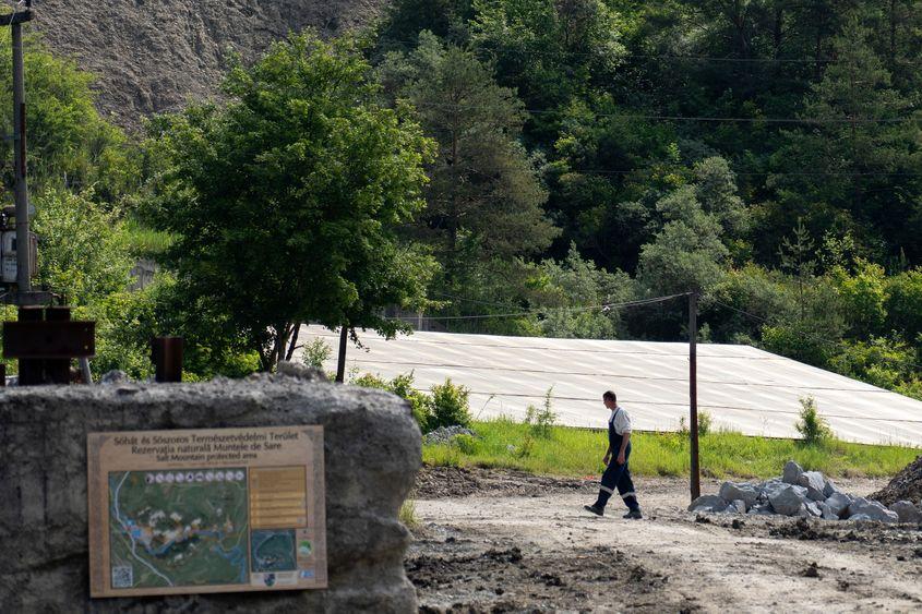 Autoritățile caută soluții urgente pentru oprirea infiltrațiilor și eliberarea cavernelor pline cu apă. Foto: Raul Ștef