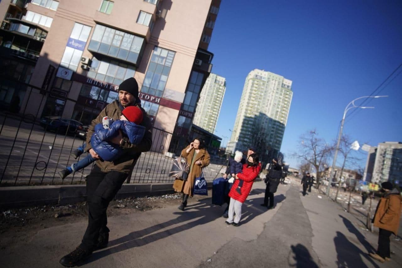 Kiev, Ucraina, 26 februarie 2022. Civili își evacuează familiile după ce un bloc-turn de locuințe a fost lovit de o rachetă rusească. ( Ukraine Emergency Service - Anadolu Agency )