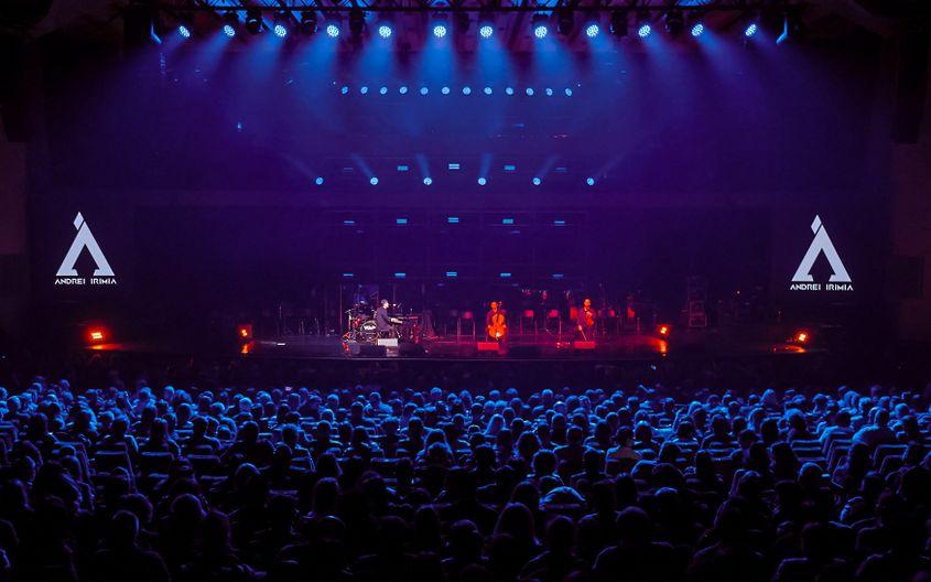 Sala Radio, București, plină cu spectatori care au venit să îi vadă în dialog pe pianistul Andrei Irimia și pe actorul Marius Manole. Foto: Instagram/anto.fotograf