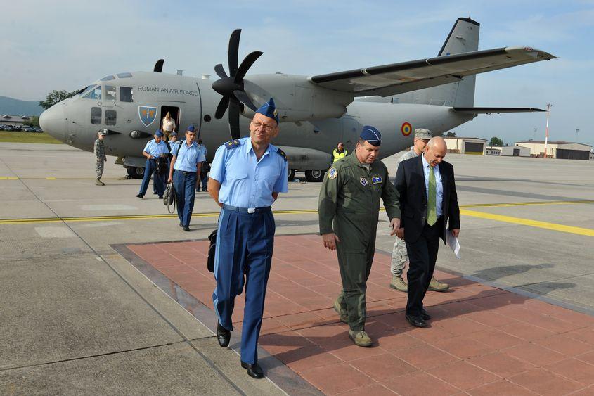 Niculae Tabarcia (prim plan, stânga), în timpul unei vizite oficiale din 2013 la baza aeriană din Ramstein, Germania. Sursă foto: Forțele Aeriene ale Statelor Unite ale Americii