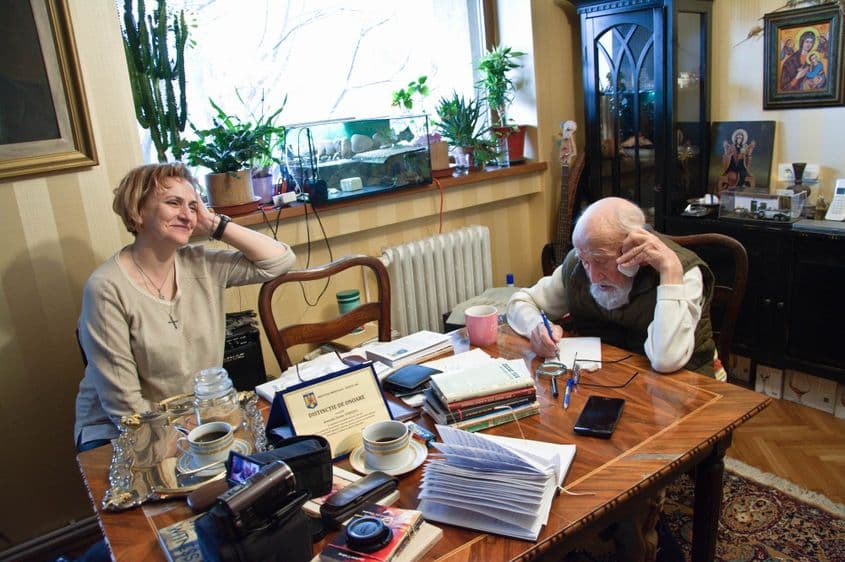 Nicolae Tomaziu şi Mihaela Tomaziu, soţia nepotului său. Foto: Viorel Ilişoi