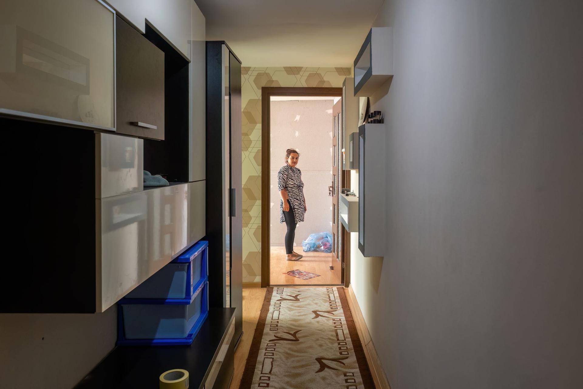 Marika în noul ei apartament. Foto: Vakarcs Loránd