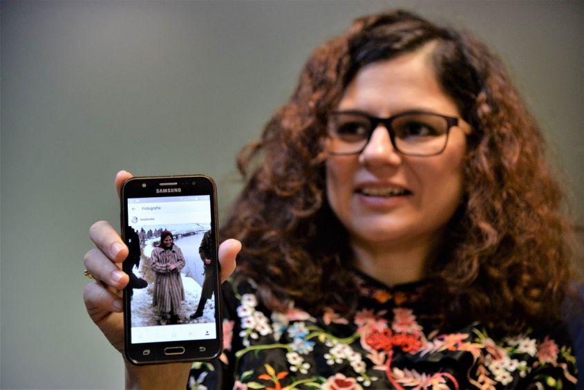 Raluca Botez ne arată o imagine de la filmări. Foto: Lucian Muntean