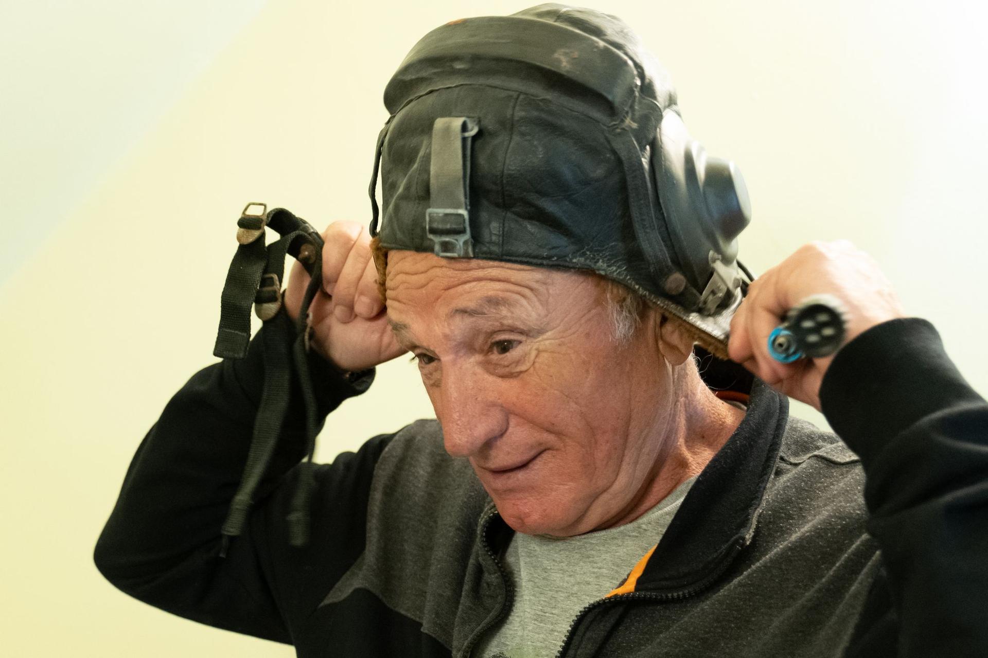 Ioan Vereș, pilot MiG-21, își încearcă vechea cască de zbor pentru supersonic. FOTO: Raul Ștef.