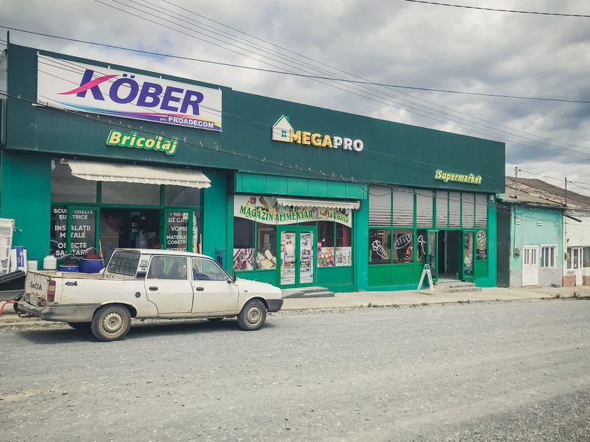 În centrul satului Codăești nu sunt case, ci magazine și ateliere de reparații. Foto: Mălina Gîndu