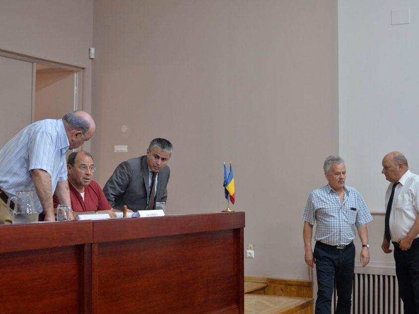 Doar doi dintre cei patru membri ai Biroului Executiv au fost prezenți la ședința plenului: secretarul general Nicolae Chirilă și vicepreședintele Ion Samoilă. Foto: Lucian Muntean