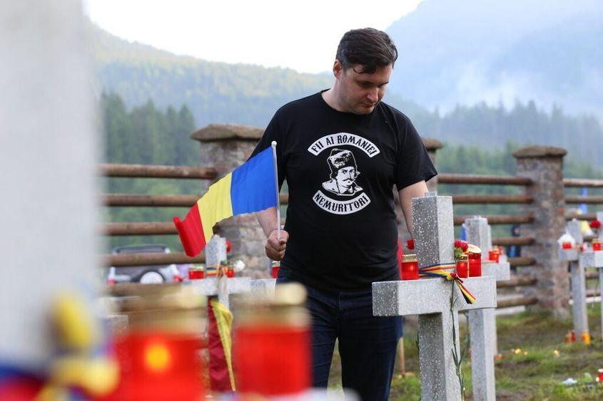 În cimitirul din Valea Uzului purtând un tricou al asociației Neamunit