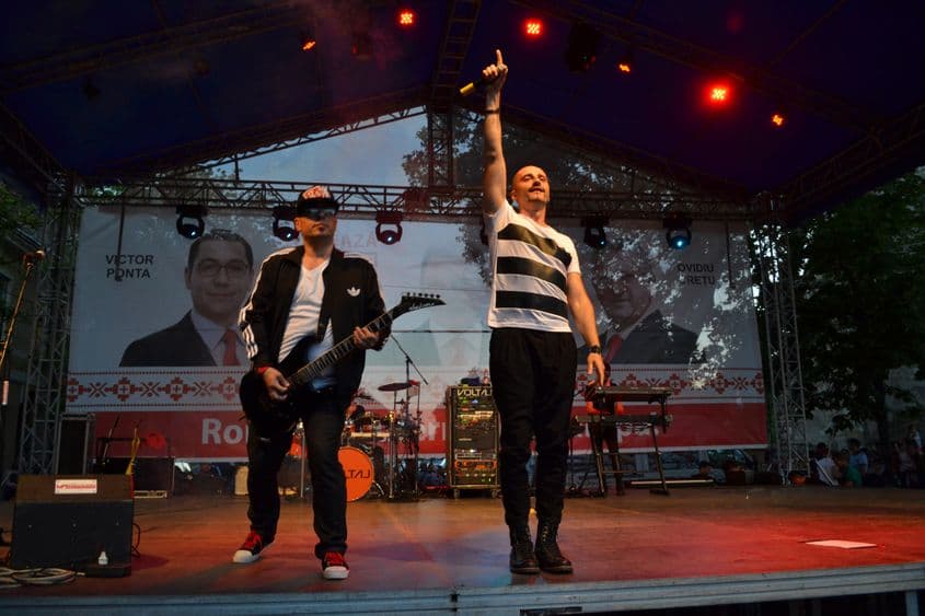 Imagine din 2014, de la un miting electoral pentru susținerea lui Victor Ponta, desfășurat la Bistrița. O serie întreagă de la manifestare este disponibilă pe pagina de Facebook a site-ului timponline.ro.