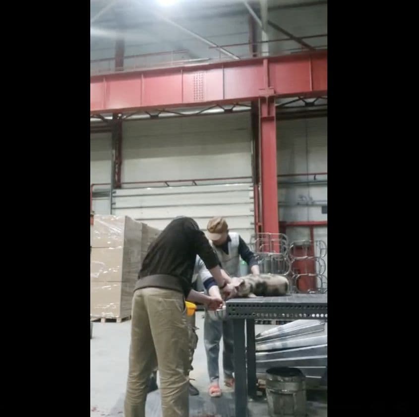 Muncitorii vietnamezi muncesc, trăiesc și se hrănesc în hala fabricii care i-a adus în România. Foto: screenshot Facebook Van Minh