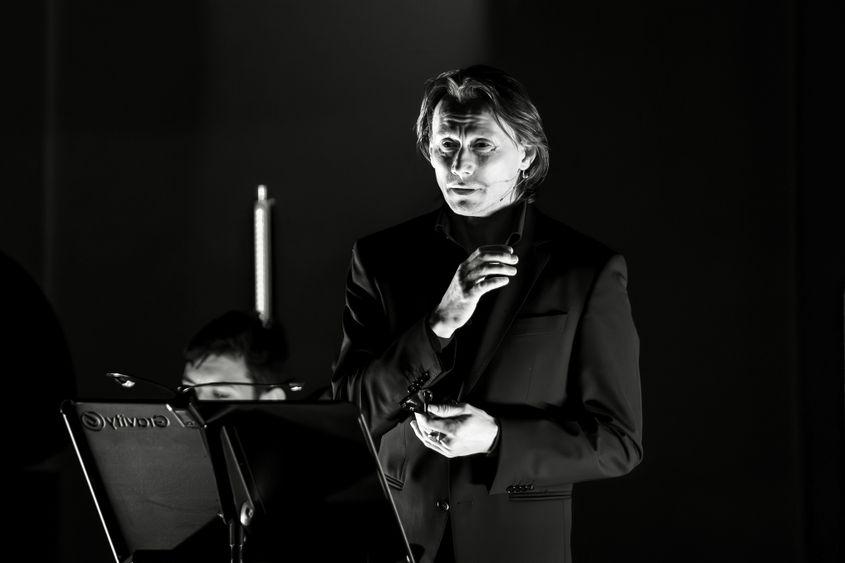 Marius Manole (voce, recitări) oferă muzicii lui Andrei și mai multă forță și sensibilitate. Foto: Instagram/anto.fotograf