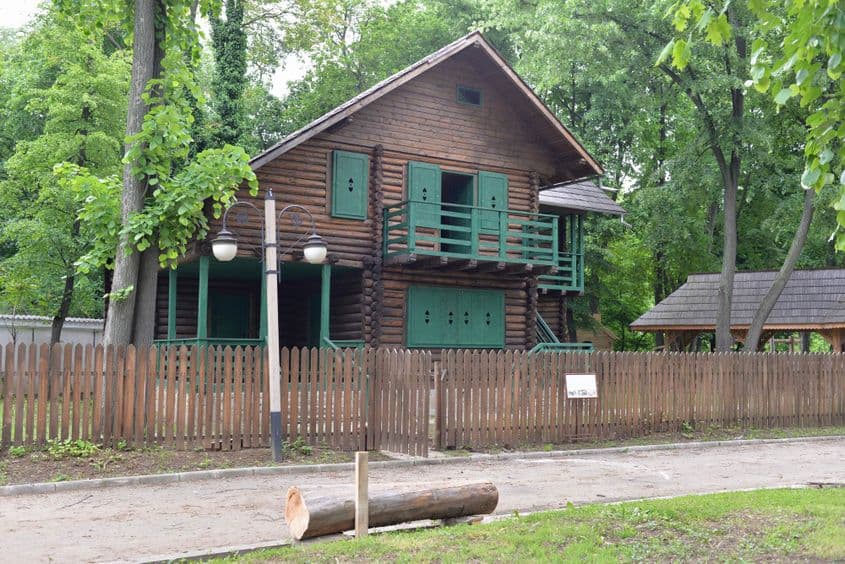 Casa silvicultorului este copia unei cabane de pădurar, unde vor fi susținute o parte dintre atelierele pentru copii.