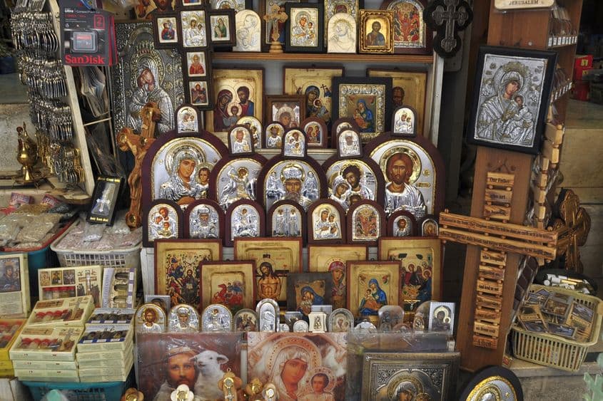 O mică parte a unuia dintre zecile de magazine cu artefacte bisericești de pe Via Dolorosa.