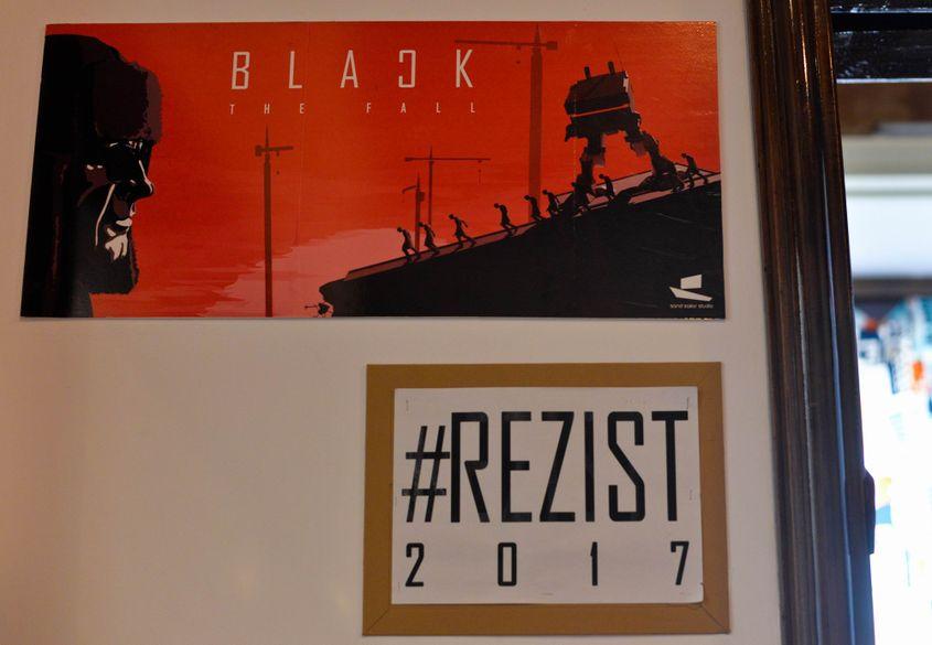 La sediul Sand Sailor Studios au rămas urme ale protestelor de la începutul anului. Foto: Lucian Muntean