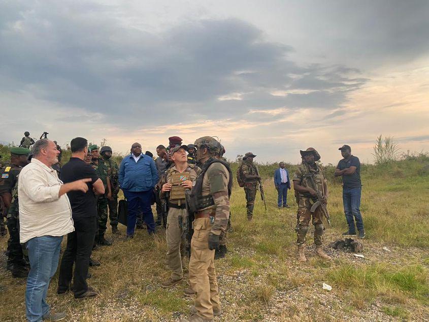 Bazin (stânga) și Potra (dreapta) apar într-o fotografie din 2023 publicată de Jean Pierre Bemba, criminal de război și fost ministru al Apărării în Congo. Sursa foto: Twitter